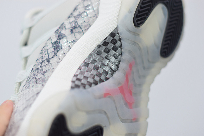 air jordan 11 low snakeskin “light bone” cd6846-002