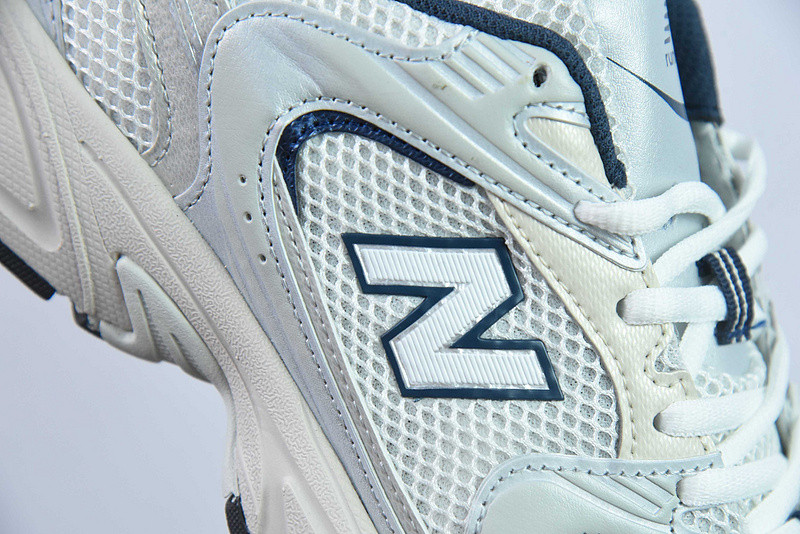 NEW BALANCE SNEAKER