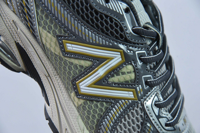 NEW BALANCE SNEAKER