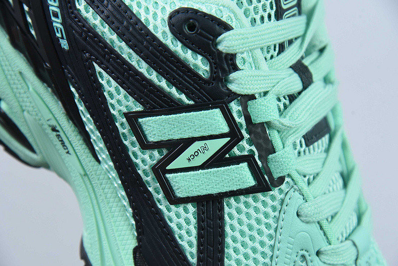 NEW BALANCE SNEAKER