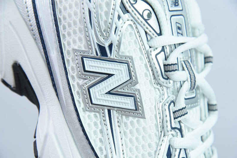 NEW BALANCE SNEAKER