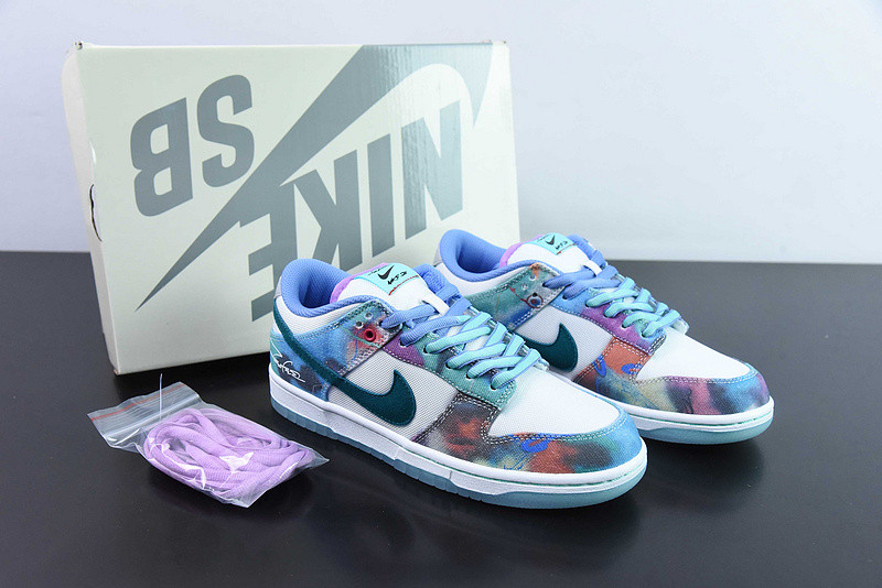 futura laboratories x nike dunk low sb